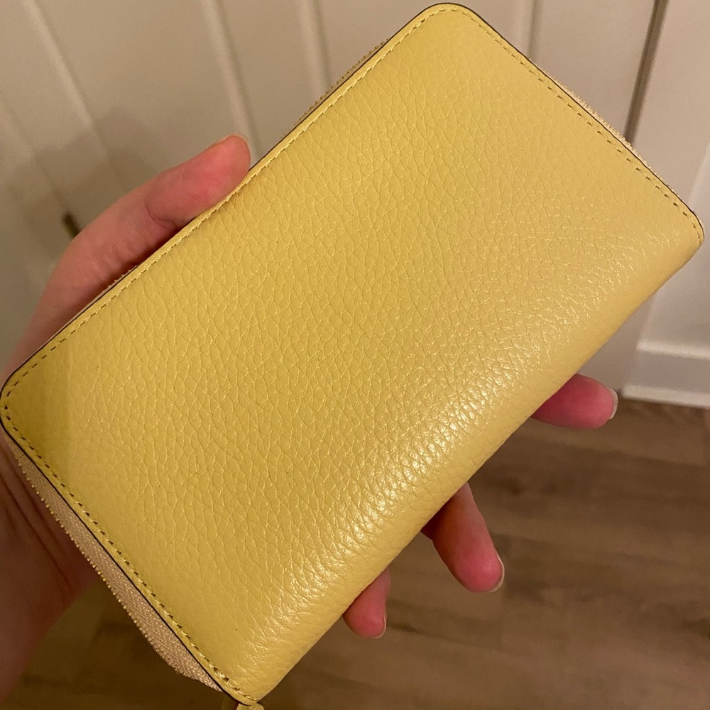 New COACH x Disney Princess Belle Yellow Pebbled Leather Wallet - Picture 6 of 6